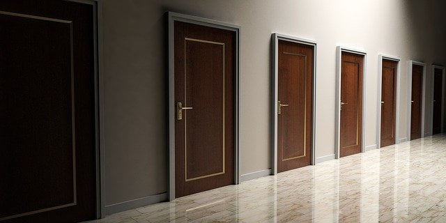 illustration, plusieurs portes métaphorisant les différents choix